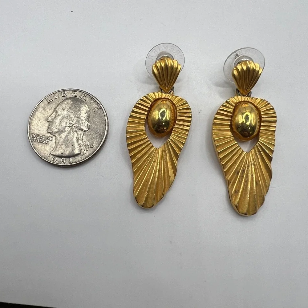 Casual Corner Dangle Pierced Earrings Brushed Shiny‎ Gold Tone Door Knocker Drop